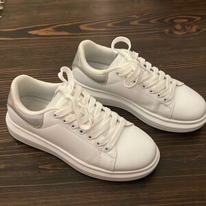 BEENESS SNEAKERS! SIZE 7
